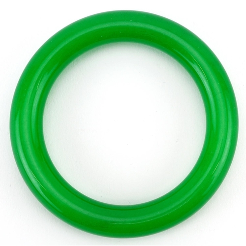 2102 - Chinese green jade bangle, 9cm in diameter, 85.8g