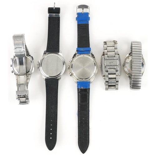 2789 - Five vintage and later gentlemen's wristwatches comprising Seiko, Lorus, Casio Edifice, Tommy Hilfig... 