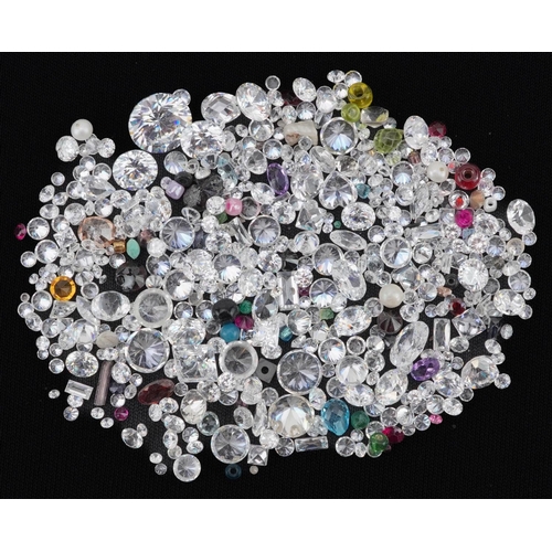 2176 - Collection of loose gemstones including cubic zirconia, amethyst, sapphire and garnet, the largest a... 