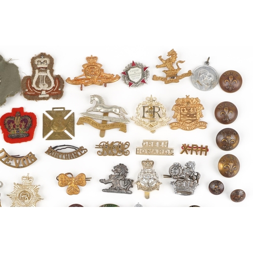 1847 - Militaria, predominantly cap badges, buttons and pips, including Green Howards, North Hants, Old Com... 