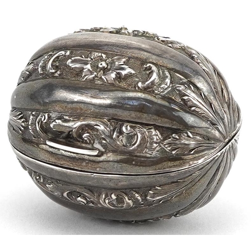 67 - Hilliard & Thomason, Victorian silver nutmeg grater in the form of a nutmeg, Birmingham 1851,  4cm i... 