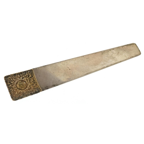 38 - Stuart Devlin, Elizabeth II silver gilt bookmark, London 1983, 10cm in length, 8.8g
