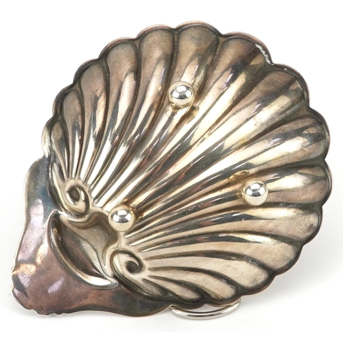 176 - Edwardian and later silver objects comprising five napkin rings, butter knife and shell shaped dish ... 