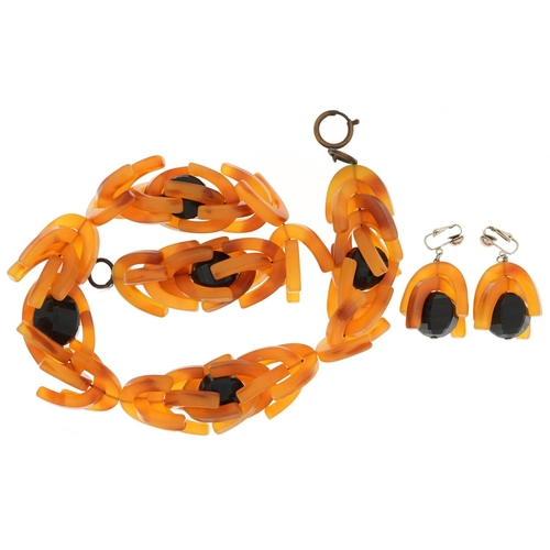 2773 - Art Deco Bakelite necklace and matching earrings, the necklace 46cm in length, total 155.0g