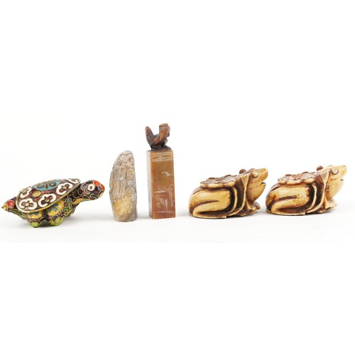 1535 - Chinese sundry items including a hardstone seal carved with a bird and a cloisonne box and cover in ... 