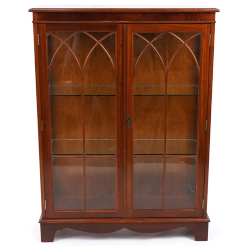 1160 - Mahogany two door display cabinet enclosing two glass shelves, 123.5cm H x 91cm W x 33cm D