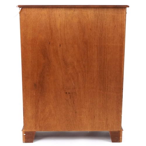 1160 - Mahogany two door display cabinet enclosing two glass shelves, 123.5cm H x 91cm W x 33cm D