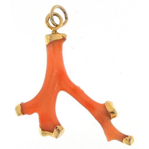 Pink coral pendant with yellow metal mounts, 4cm high, 1.6g