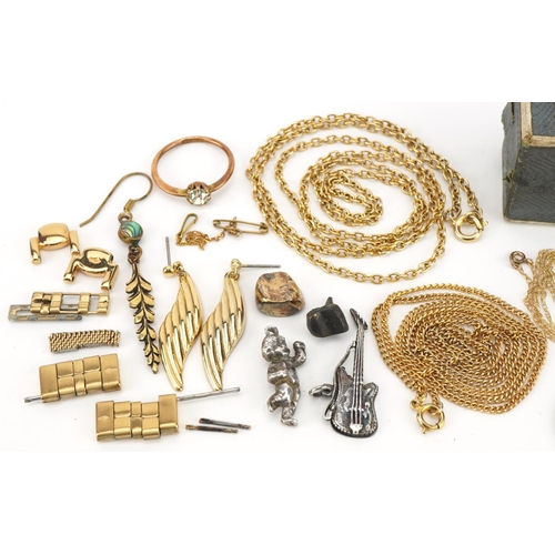 2732 - Antique and later gold and yellow metal jewellery and an engine turned propelling pencil including 9... 