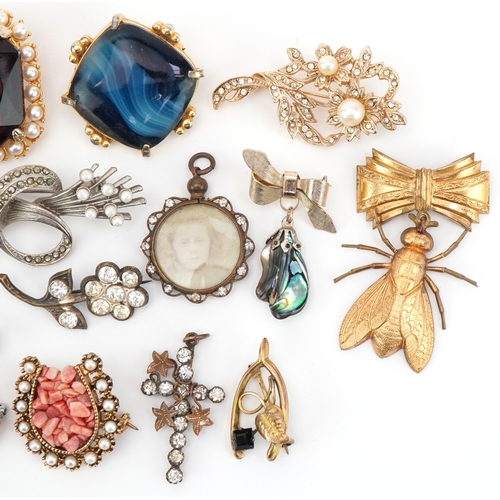 2671 - Antique and later brooches and pendants, some jewelled and enamel including Exquisite, the largest 6... 