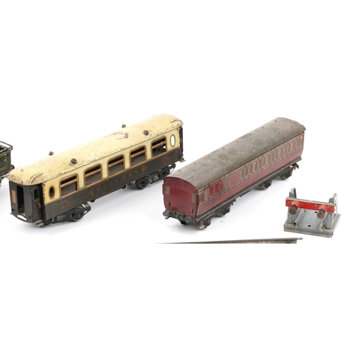 1536 - Hornby O gauge tinplate model railway including Great Western locomotive with 2711 tender and two ca... 