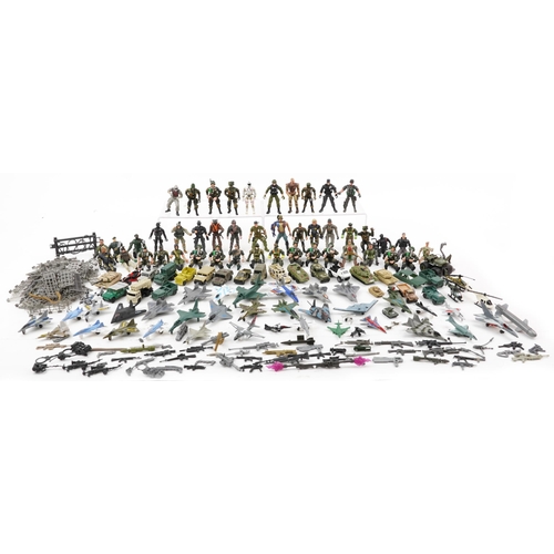 1569 - Large collection of army action figures and vehicles