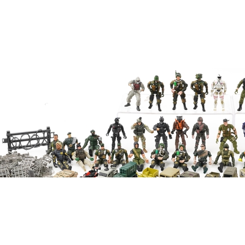 1569 - Large collection of army action figures and vehicles