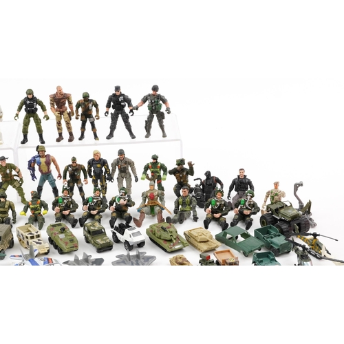 1569 - Large collection of army action figures and vehicles