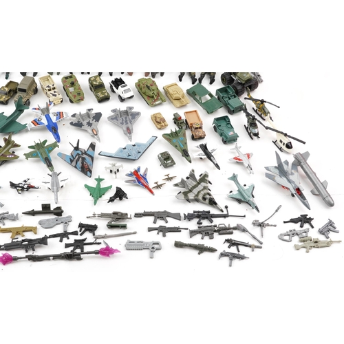 1569 - Large collection of army action figures and vehicles