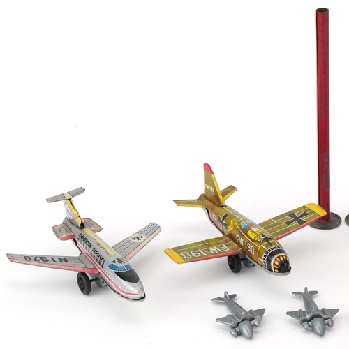 1533 - Vintage toys including four Japanese tinplate aeroplanes