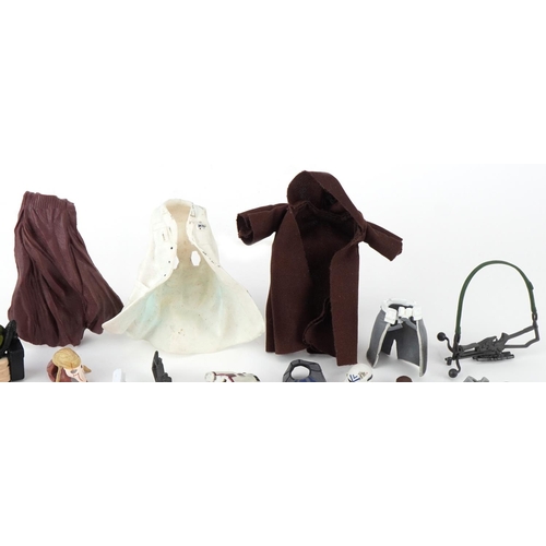 1543 - Selection of Star Wars figure accessories including capes and guns, the largest  8.5cm