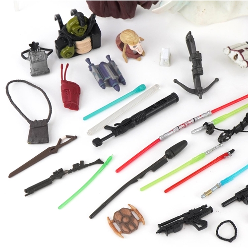 1543 - Selection of Star Wars figure accessories including capes and guns, the largest  8.5cm