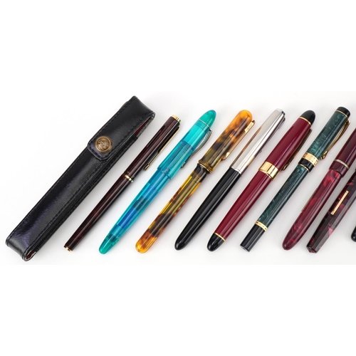 470 - Vintage fountain pens including Parker examples