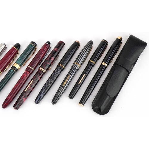 470 - Vintage fountain pens including Parker examples