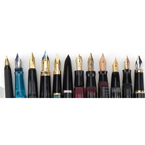 470 - Vintage fountain pens including Parker examples