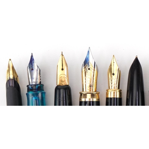 470 - Vintage fountain pens including Parker examples