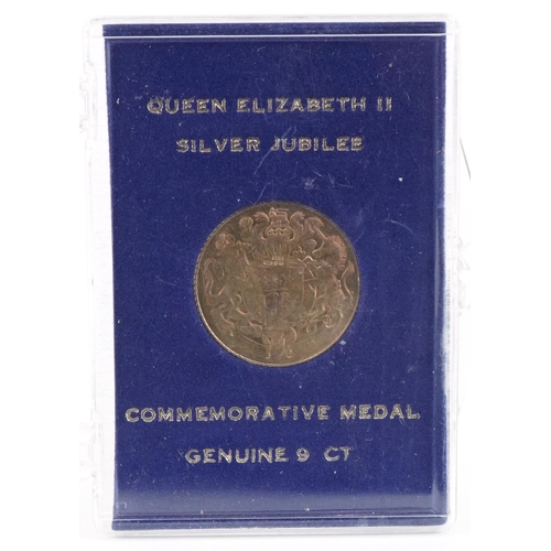 573 - 9ct gold Elizabeth II Silver Jubilee commemorative medal