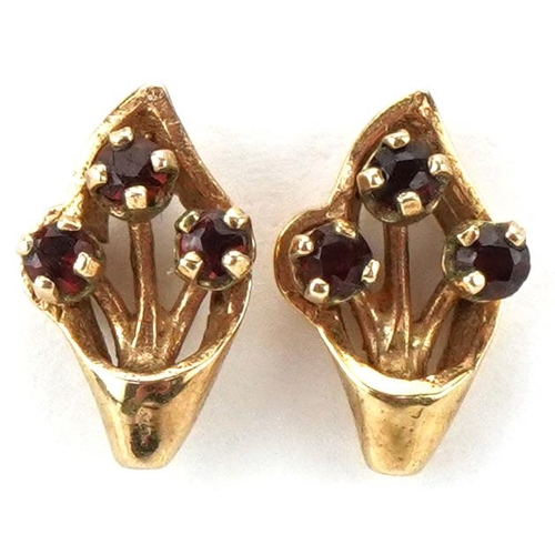 2121 - Pair of 9ct gold garnet floral stud earrings, each 1.1cm high, total 1.0g