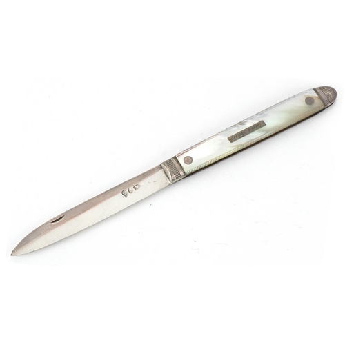 44 - George III mother of pearl flanked silver folding fruit knife housed in a tooled leather case, Sheff... 
