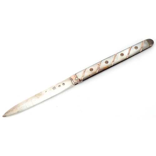 43 - Georgian mother of pearl and unmarked gold flanked silver folding fruit knife, incomplete hallmarks,... 