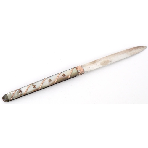 43 - Georgian mother of pearl and unmarked gold flanked silver folding fruit knife, incomplete hallmarks,... 