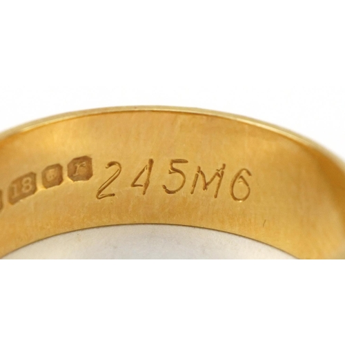 2466 - 18ct gold engine turned wedding band, size K, 3.9g