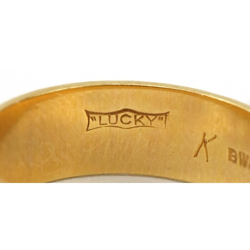 2466 - 18ct gold engine turned wedding band, size K, 3.9g