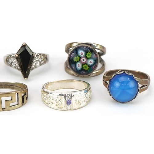 2684 - Nine silver rings, some set with semi precious stones and millefiori glass, various sizes, total 41.... 