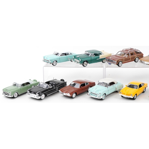 1614 - Fifteen 1:24 scale diecast vehicles including Welly 1953 Packard Caribbean, Motor Max 1974 Ford Mave... 