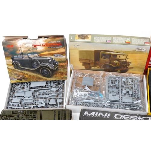 1685 - Vintage and later model kits, slot car racing tracks and toy collector's guides including SCX 1:32 s... 