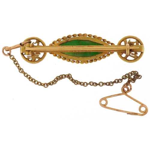 2049 - Chinese 18ct gold green jade bar brooch on a yellow metal safety chain, 3.5cm wide, total 3.4g