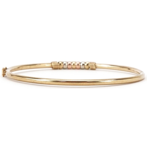 2275 - 9ct three tone gold hinged bangle, 6.5cm wide, 5.1g