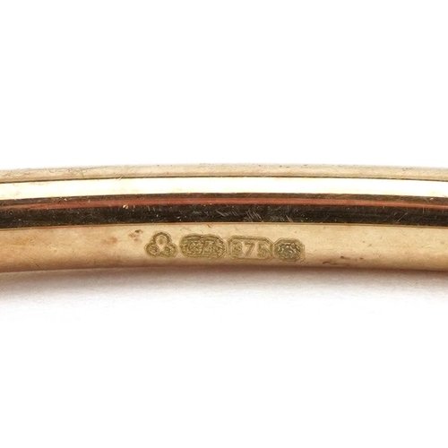 2275 - 9ct three tone gold hinged bangle, 6.5cm wide, 5.1g