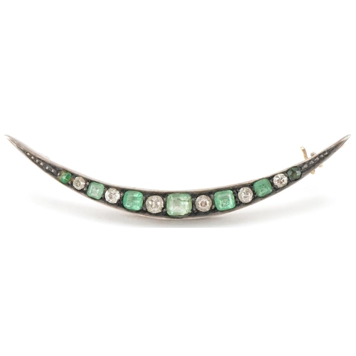 2075 - Art Deco unmarked gold emerald and diamond moon crest bar brooch, the largest diamond approximately ... 