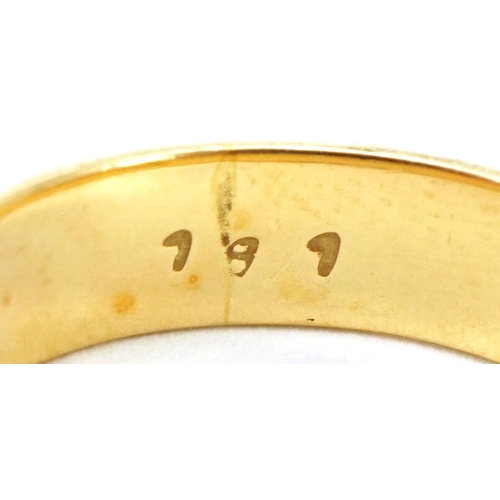 2313 - Modernist 18ct gold bark design wedding band, size N, 3.3g