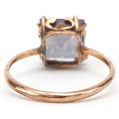 2058 - Unmarked gold colour change sapphire ring housed in a Victor. M. Hewa Zanzibar jeweller's box, the s... 