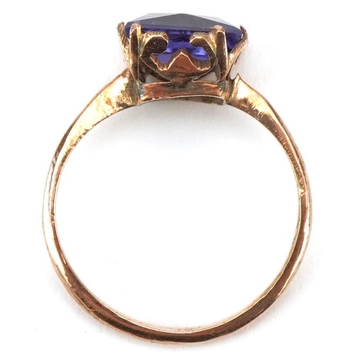 2058 - Unmarked gold colour change sapphire ring housed in a Victor. M. Hewa Zanzibar jeweller's box, the s... 