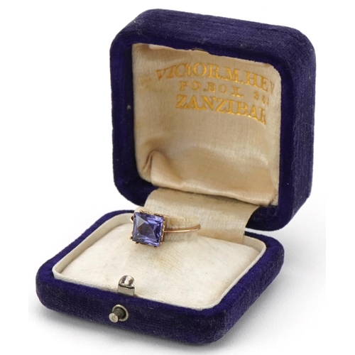 2058 - Unmarked gold colour change sapphire ring housed in a Victor. M. Hewa Zanzibar jeweller's box, the s... 