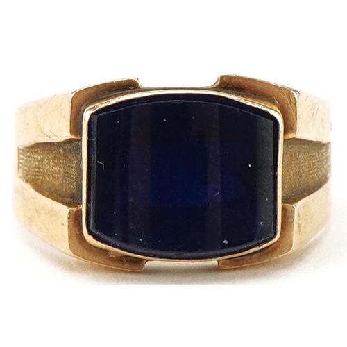 2450 - Broken Modernist unmarked gold blue glass ring, size T, 4.4g