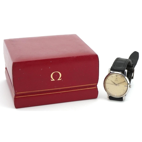 2069 - Omega, gentlemen's stainless steel manual wind wristwatch having Champagne dial, with box, the movem... 