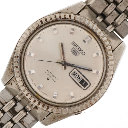 2451 - Seiko, gentlemen's Seiko 5 automatic 6119-8070 wristwatch having silvered dial with day/date apertur... 