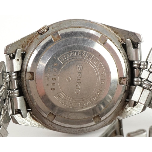 2451 - Seiko, gentlemen's Seiko 5 automatic 6119-8070 wristwatch having silvered dial with day/date apertur... 