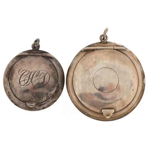 520 - Two George V circular silver compacts, one with engine turned decoration, Birmingham 1912 and 1918, ... 