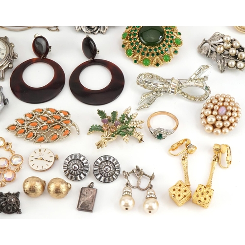 2725 - Vintage and later costume jewellery and wristwatches including a Napier Green Man brooch, simulated ... 